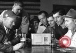 Standbild Amerikanische Bürger hören in der Mitte der 1940er Jahre alte Radios United States USA, 1946, aus Sekunde 50 historischem Filmmaterial Videoclip 65675060480