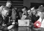 Standbild Amerikanische Bürger hören in der Mitte der 1940er Jahre alte Radios United States USA, 1946, aus Sekunde 51 historischem Filmmaterial Videoclip 65675060480