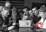 Standbild Amerikanische Bürger hören in der Mitte der 1940er Jahre alte Radios United States USA, 1946, aus Sekunde 52 historischem Filmmaterial Videoclip 65675060480