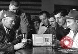 Standbild Amerikanische Bürger hören in der Mitte der 1940er Jahre alte Radios United States USA, 1946, aus Sekunde 53 historischem Filmmaterial Videoclip 65675060480