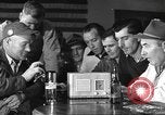 Standbild Amerikanische Bürger hören in der Mitte der 1940er Jahre alte Radios United States USA, 1946, aus Sekunde 54 historischem Filmmaterial Videoclip 65675060480