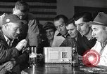 Standbild Amerikanische Bürger hören in der Mitte der 1940er Jahre alte Radios United States USA, 1946, aus Sekunde 55 historischem Filmmaterial Videoclip 65675060480