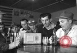 Standbild Amerikanische Bürger hören in der Mitte der 1940er Jahre alte Radios United States USA, 1946, aus Sekunde 56 historischem Filmmaterial Videoclip 65675060480