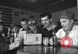 Standbild Amerikanische Bürger hören in der Mitte der 1940er Jahre alte Radios United States USA, 1946, aus Sekunde 59 historischem Filmmaterial Videoclip 65675060480