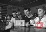 Standbild Amerikanische Bürger hören in der Mitte der 1940er Jahre alte Radios United States USA, 1946, aus Sekunde 60 historischem Filmmaterial Videoclip 65675060480