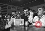 Standbild Amerikanische Bürger hören in der Mitte der 1940er Jahre alte Radios United States USA, 1946, aus Sekunde 61 historischem Filmmaterial Videoclip 65675060480
