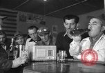 Standbild Amerikanische Bürger hören in der Mitte der 1940er Jahre alte Radios United States USA, 1946, aus Sekunde 62 historischem Filmmaterial Videoclip 65675060480