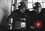 Image Les travailleurs de la mine terminent leur grève en décembre 1946 Westland Pennsylvanie, 1946, de la seconde 26 séquences d'archives historiques vidéo 65675060481