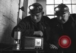 Image Les travailleurs de la mine terminent leur grève en décembre 1946 Westland Pennsylvanie, 1946, de la seconde 27 séquences d'archives historiques vidéo 65675060481