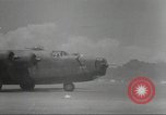 Standbild B-24 Liberator Bomber Kahili Papua Neu Guinea, 1943, aus Sekunde 14 historischem Filmmaterial Videoclip 65675060498