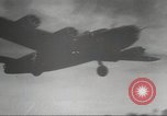 Standbild B-24 Liberator Bomber Kahili Papua Neu Guinea, 1943, aus Sekunde 34 historischem Filmmaterial Videoclip 65675060498