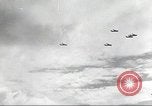 Standbild B-24 Liberator Bomber Kahili Papua Neu Guinea, 1943, aus Sekunde 40 historischem Filmmaterial Videoclip 65675060498