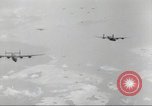 Standbild B-24 Liberator Bomber Kahili Papua Neu Guinea, 1943, aus Sekunde 48 historischem Filmmaterial Videoclip 65675060498