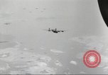 Standbild B-24 Liberator Bomber Kahili Papua Neu Guinea, 1943, aus Sekunde 49 historischem Filmmaterial Videoclip 65675060498