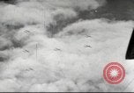 Standbild B-24 Liberator Bomber Insel Ballale Salomonen, 1943, aus Sekunde 1 historischem Filmmaterial Videoclip 65675060499