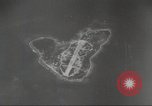 Standbild B-24 Liberator Bomber Insel Ballale Salomonen, 1943, aus Sekunde 8 historischem Filmmaterial Videoclip 65675060499