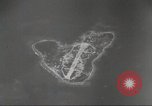 Standbild B-24 Liberator Bomber Insel Ballale Salomonen, 1943, aus Sekunde 10 historischem Filmmaterial Videoclip 65675060499