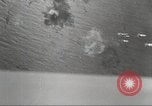 Standbild B-24 Liberator Bomber Insel Ballale Salomonen, 1943, aus Sekunde 15 historischem Filmmaterial Videoclip 65675060499