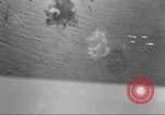 Standbild B-24 Liberator Bomber Insel Ballale Salomonen, 1943, aus Sekunde 16 historischem Filmmaterial Videoclip 65675060499
