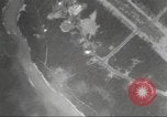 Standbild B-24 Liberator Bomber Insel Ballale Salomonen, 1943, aus Sekunde 22 historischem Filmmaterial Videoclip 65675060499