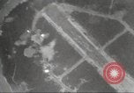 Standbild B-24 Liberator Bomber Insel Ballale Salomonen, 1943, aus Sekunde 24 historischem Filmmaterial Videoclip 65675060499