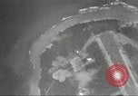 Standbild B-24 Liberator Bomber Insel Ballale Salomonen, 1943, aus Sekunde 29 historischem Filmmaterial Videoclip 65675060499