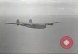 Standbild B-24 Liberator Bomber Insel Ballale Salomonen, 1943, aus Sekunde 32 historischem Filmmaterial Videoclip 65675060499