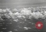 Standbild B-24 Liberator Bomber Insel Ballale Salomonen, 1943, aus Sekunde 38 historischem Filmmaterial Videoclip 65675060499