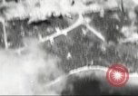 Standbild B-24 Liberator Bomber Insel Ballale Salomonen, 1943, aus Sekunde 44 historischem Filmmaterial Videoclip 65675060499