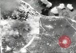Standbild B-24 Liberator Bomber Insel Ballale Salomonen, 1943, aus Sekunde 48 historischem Filmmaterial Videoclip 65675060499