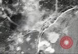 Standbild B-24 Liberator Bomber Insel Ballale Salomonen, 1943, aus Sekunde 50 historischem Filmmaterial Videoclip 65675060499