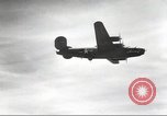 Standbild B-24 Liberator Bomber Insel Ballale Salomonen, 1943, aus Sekunde 56 historischem Filmmaterial Videoclip 65675060499