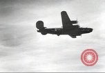 Standbild B-24 Liberator Bomber Insel Ballale Salomonen, 1943, aus Sekunde 57 historischem Filmmaterial Videoclip 65675060499