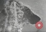 Standbild B-24 Liberator Bomber Insel Ballale Salomonen, 1943, aus Sekunde 59 historischem Filmmaterial Videoclip 65675060499