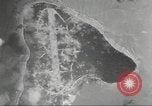 Standbild B-24 Liberator Bomber Insel Ballale Salomonen, 1943, aus Sekunde 60 historischem Filmmaterial Videoclip 65675060499