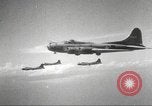 Standbild B-24 Liberator Bomber Rekata Insel Salomonen, 1943, aus Sekunde 1 historischem Filmmaterial Videoclip 65675060501