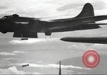 Standbild B-24 Liberator Bomber Rekata Insel Salomonen, 1943, aus Sekunde 23 historischem Filmmaterial Videoclip 65675060501