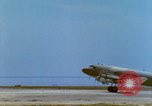 Image C-47 Plan de Skytrain Vietnam, 1967, de la seconde 6 séquences d'archives historiques vidéo 65675060512