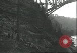 Standbild Arbeiter Niagara Falls New York USA, 1935, aus Sekunde 18 historischem Filmmaterial Videoclip 65675060552