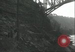 Standbild Arbeiter Niagara Falls New York USA, 1935, aus Sekunde 20 historischem Filmmaterial Videoclip 65675060552