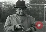Image aveugles le sénateur Thomas D Schall tirant un pistolet Berwyn Heights Maryland USA, 1935, de la seconde 4 séquences d'archives historiques vidéo 65675060566