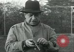 Image aveugles le sénateur Thomas D Schall tirant un pistolet Berwyn Heights Maryland USA, 1935, de la seconde 5 séquences d'archives historiques vidéo 65675060566