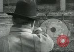 Image aveugles le sénateur Thomas D Schall tirant un pistolet Berwyn Heights Maryland USA, 1935, de la seconde 17 séquences d'archives historiques vidéo 65675060566