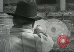 Image aveugles le sénateur Thomas D Schall tirant un pistolet Berwyn Heights Maryland USA, 1935, de la seconde 18 séquences d'archives historiques vidéo 65675060566