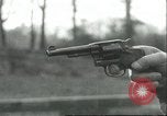 Image aveugles le sénateur Thomas D Schall tirant un pistolet Berwyn Heights Maryland USA, 1935, de la seconde 21 séquences d'archives historiques vidéo 65675060566