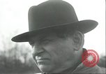 Image aveugles le sénateur Thomas D Schall tirant un pistolet Berwyn Heights Maryland USA, 1935, de la seconde 24 séquences d'archives historiques vidéo 65675060566