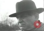Image aveugles le sénateur Thomas D Schall tirant un pistolet Berwyn Heights Maryland USA, 1935, de la seconde 25 séquences d'archives historiques vidéo 65675060566