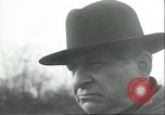 Image aveugles le sénateur Thomas D Schall tirant un pistolet Berwyn Heights Maryland USA, 1935, de la seconde 26 séquences d'archives historiques vidéo 65675060566