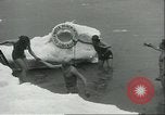 Image ice-parsemé de l'eau Chicago Illinois USA, 1935, de la seconde 17 séquences d'archives historiques vidéo 65675060567