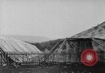Standbild Arnstadt Konzentrationslager Espenfeld in der Nähe von Arnstadt Deutschland, 1945, aus Sekunde 22 historischem Filmmaterial Videoclip 65675060579